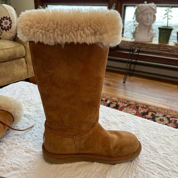 UGGS, size 6, EUC, side lacing, leather and shearling. Metal nameplate on back. - Picture 6 of 11